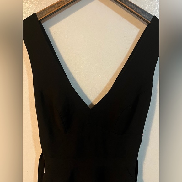 cue Plunging V Neck Sleeveless Babydoll with Pockets - Picture 9 of 14
